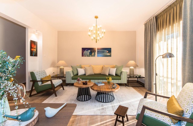 Artsy Spacious Cozy 2 BDR - 2 BAR Apartment in the quiet Glyfada Center