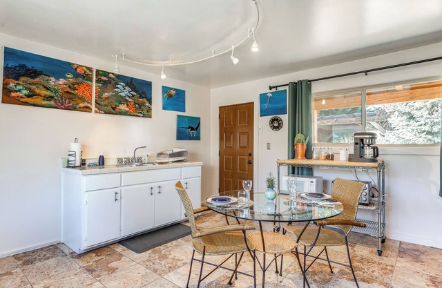 Artsy Studio w/Patio: 25 Mi to Santa Fe