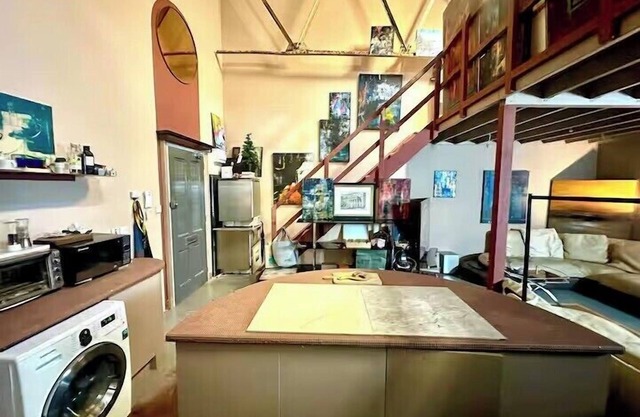 Arty infused Loft with ac near Emirates Stadium