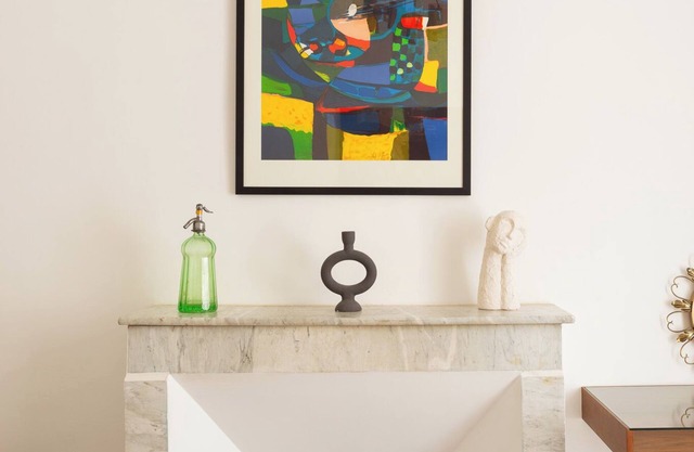 Arty stay with terrace in Lourmarin in the heart of the historic center.