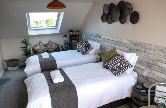 Arundel gorgeous en suite twin room with easy parking plus breakfast