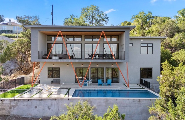 As seen on CBS show Staycation -Private Pool, Lake View, Lake Travis, EV charger