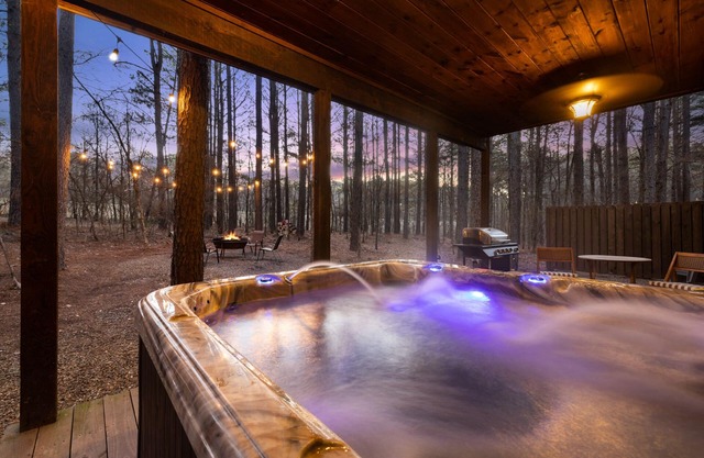 As Seen on HGTV! Central Location l Hot Tub l Pool Table l King Bed