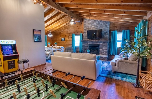 Ascension Cabin - huge yard, hot tub, above stream