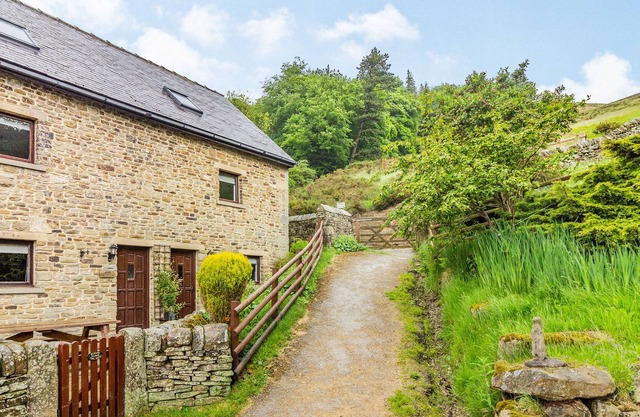 ASH COTTAGE, family friendly, character holiday cottage in Hope