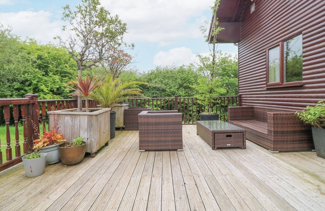 ASH LODGE, pet friendly, country holiday cottage in St Columb Major