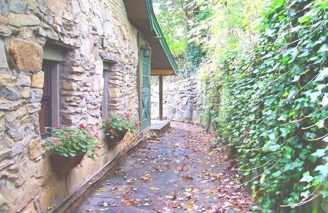 Asheville Downtown Area Stone & Log Cabin, Fenced & Gated Quarter-Acre, Hot Tub