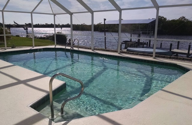 Ask about discounts May-Oct. Lakefront pool home. Near gulf beaches, Ford/Edison