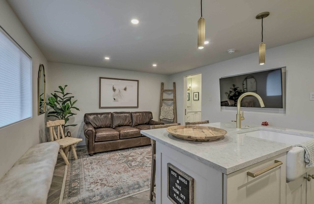 Aspen Condo w/Mountain Views & Ski Access!