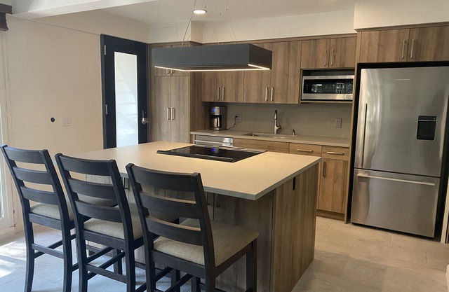 Aspen Favorite In Core. Never Drive! Pool. Hot Tub. Gym. Private Corner Unit.
