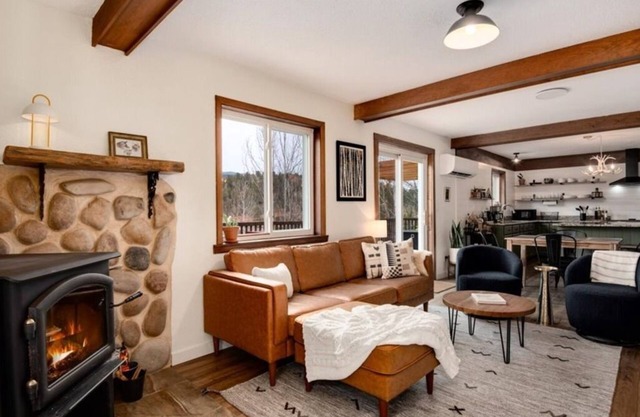 Aspen Glow Cabin - a charming 2-bedroom cabin with mountain views & wood stove