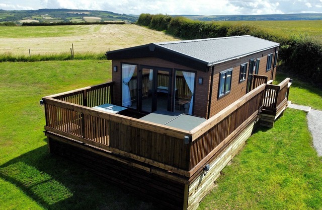 ASPEN LODGE, pet friendly, with hot tub in Whitby