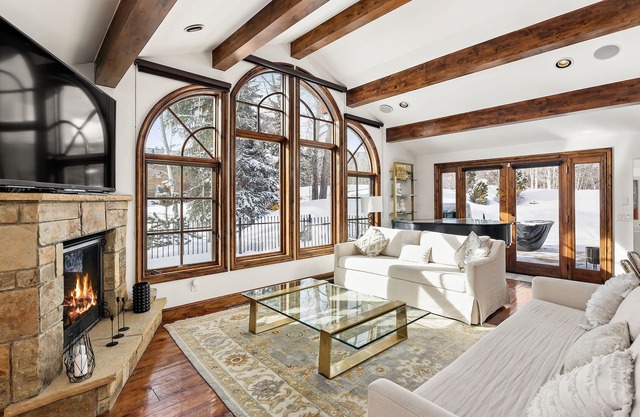 Aspen Paradise! Relax & entertain indoors and outdoors in comfort and serenity.