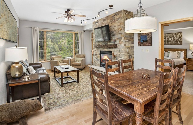 Aspenwood Lodge In Arrowhead, short walk to the Ski Lift, free garage parking!