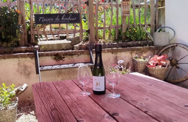 At the foot of the Champenois vineyards house situated between vineyards and the Champenois forest