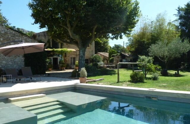 At the foot of the Luberon, authentic 18th century Mas. stone with pool