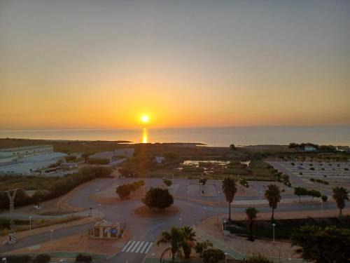 Atardecer en Torre la Sal a 50 metros de la playa, con Wifi Gratuito, Parking y Piscina