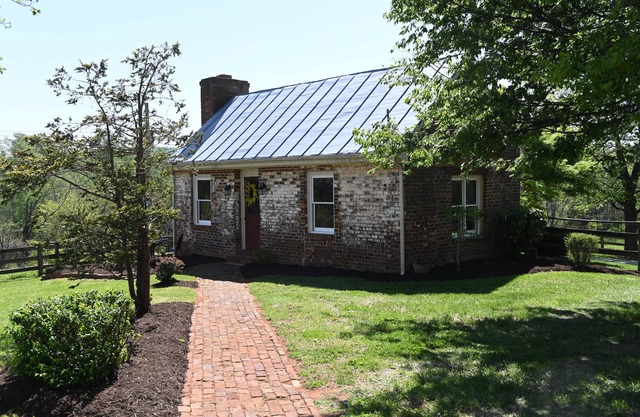 Athlone Farm’s Historic Cottage—ca.1800s, Unique, Charming, renovated, sleeps 4