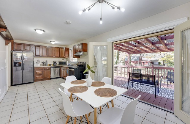 Atlanta Luxury Home 1 mi from The Battery Sleeps 8