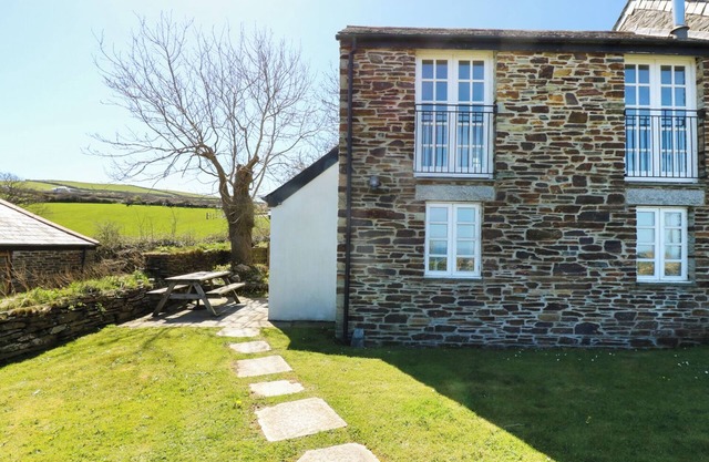 ATLANTIC VIEW, family friendly, character holiday cottage in Tintagel