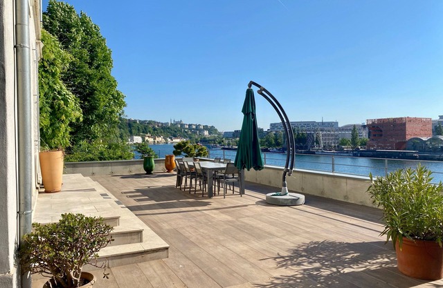 Attic room in a beautiful house on the edge of the saône, south of the city