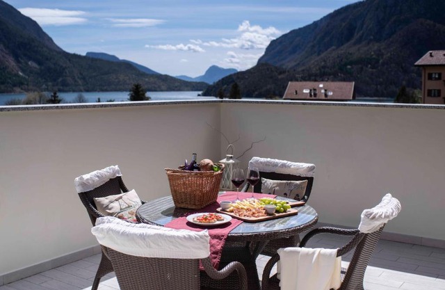Attico con vista sul lago e montagne a Molveno