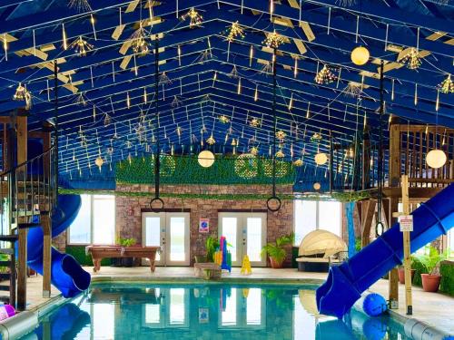Attitude Adjustment Cabin with hot tub fire pit & indoor pool