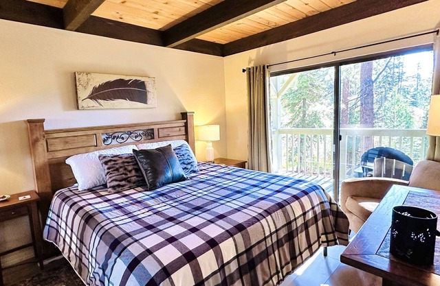 Attractive all-season townhome! Less than 10 min to Northstar, 3 min to beach!