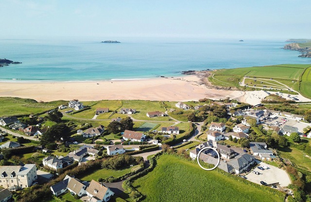 Attractive cottage two minute walk to the beach, dog friendly, parking