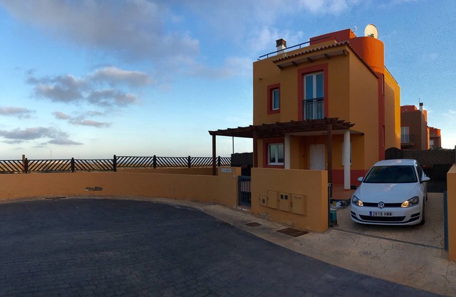 ATTRACTIVE FRONT LINE detached villa with SUPERB Jacuzzi & fibre-optic Internet
