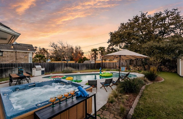 ATX Arcade, Theater, & Poolside Oasis! Pet & Kid Friendly!