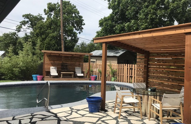ATX Oasis 7 minutes from downtown! Monthly Specials!