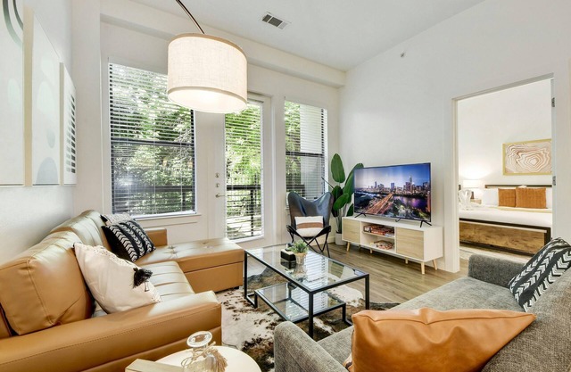 ATX Style Getaway - Pool, Gym, Rooftop, Free Parking, Best Location!