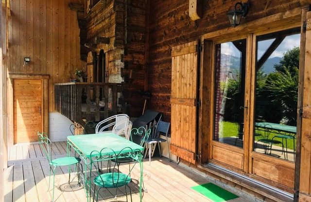 Atypical Chalet for 10 with Terrace, Parking & Wi-Fi in Quiet Area