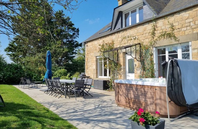 Au Mont Chez Vous #Jacuzzi and Mont-St-Michel View#