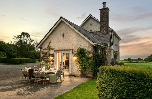 Auchengashell - sleeps 8 guests in 4 bedrooms