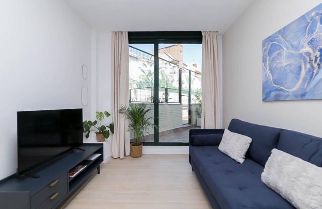 Aurora Stays by Charming, Cozy apartment with patio and parking