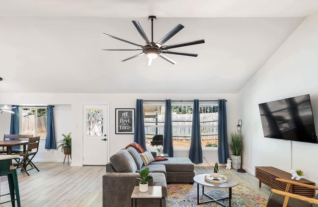 Austin Getaway-Perfect for Groups of 8 and Pets!