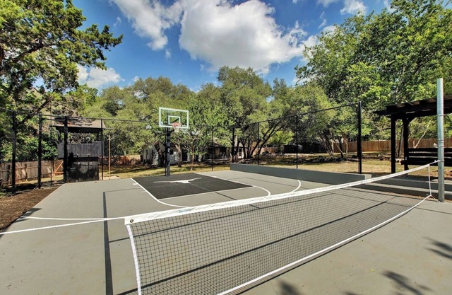 Austin Oasis: Pool, Pickleball, Hot Tub, Sleeps 10