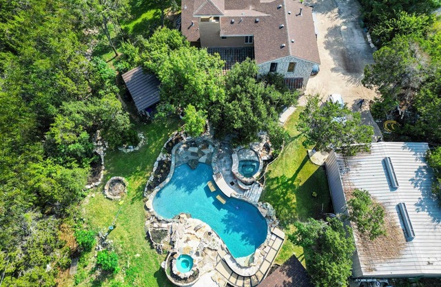 Austin Retreat: 4 Bedroom, 3.5 Bath, Pool, & HotTubnn