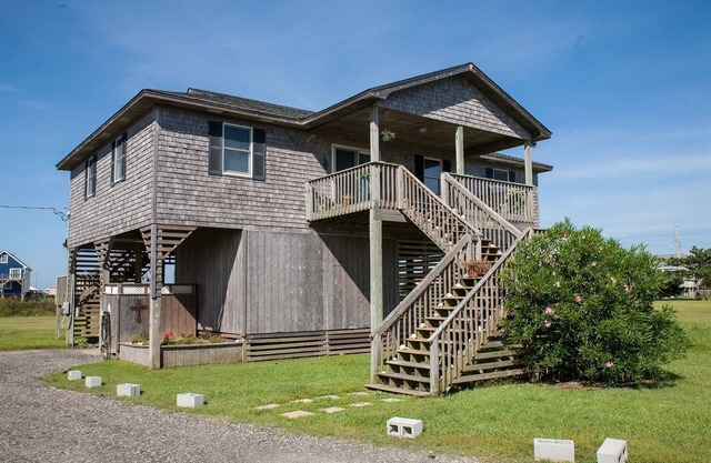 Austin's Pointe is just a short walk to the beach. Ocean and sound views.