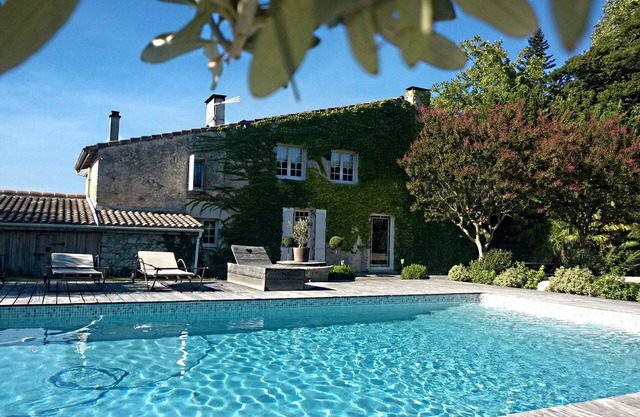 Authentic and family charming house on a 3600 m² park with swimming pool.