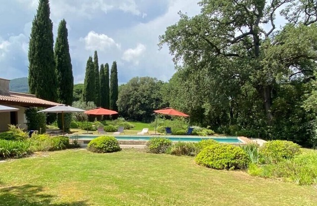 Authentic and spacious Provencal building