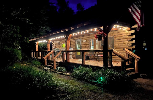 Authentic Log Cabin! Fun for families/Near Owl's Nest!/New Year's Eve avail!