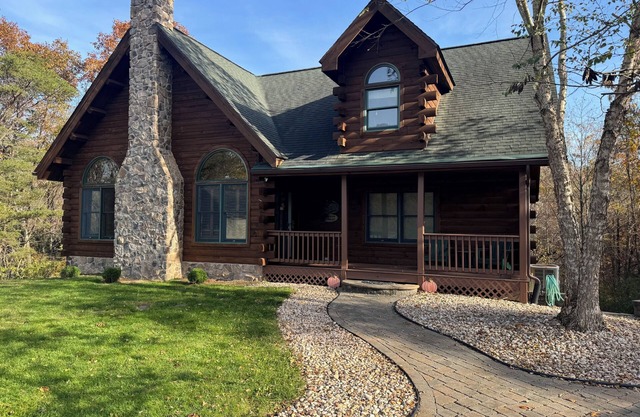 Authentic Log Cabin Getaway w/Private Hot Tub