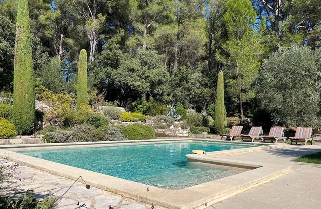 Authentic Provencal country house close to Eygalières (200m2)with swimming pool