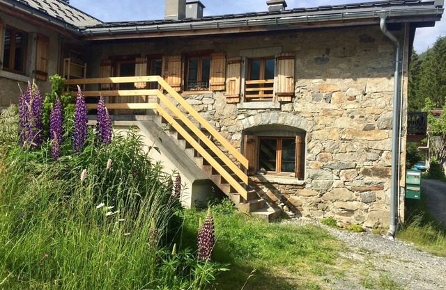 Authentic stone and larch chalet/350 m from the gondola 8/9 persons 90 m²/430 sq. ft.