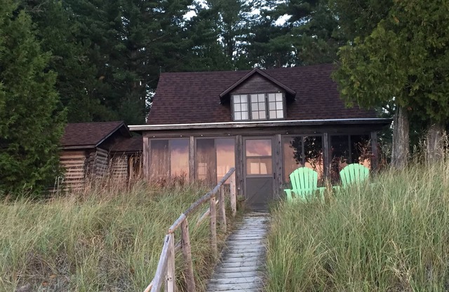 Authentic Waterfront Log Cottage On Sand Beach