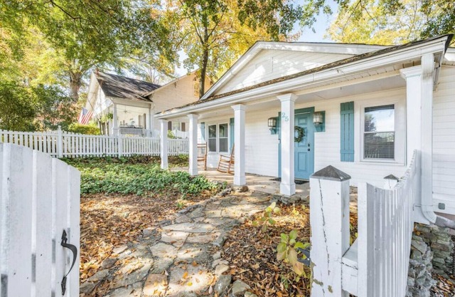 Autumn in Buford Walkable Downtown Getaway