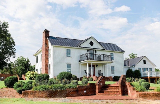 Avon Hill: Private Pool + Mountain views + Rockfish River Fun!
